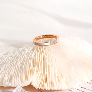 Elegante roségouden titanium stalen damesring met inleg van wit parelmoer voor dames