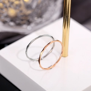 Anelli minimalisti geometrici a V in acciaio al titanio in argento e oro rosa