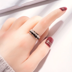 Anello girevole oro rosa con numeri romani e cristalli su dito di modella