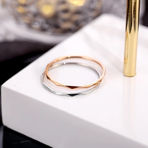 Anelli a V minimalisti in titanio oro rosa e argento con texture geometrica sfaccettata