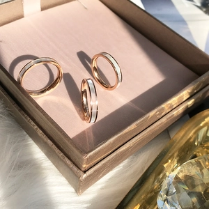 Drie roségouden titanium ringen met parelmoer inleg gepresenteerd in een sieradendoos