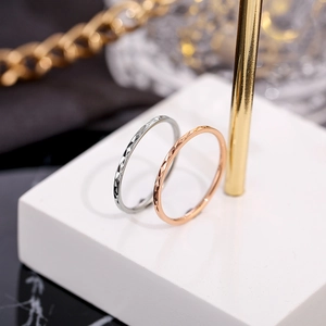 Anillos finos facetados de 1 mm en acero inoxidable plateado y oro rosa de moda