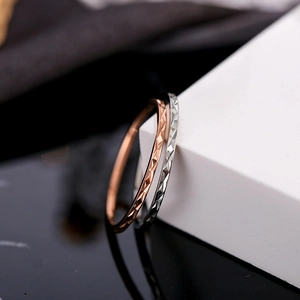 Anillos de acero de titanio de 1mm en oro rosa y plata con facetas geométricas de corte diamante
