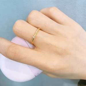 Minimalistische gouden titanium stalen vierkante ring met kleine diamant om de vinger