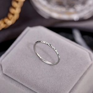 Vista macro de textura geométrica de 1mm con corte de diamante en anillo de acero