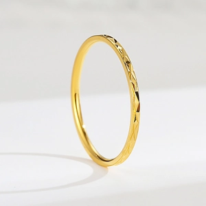 Anillo ultrafino de 1mm en oro rosa pulido con textura de corte diamante visto a 45 grados