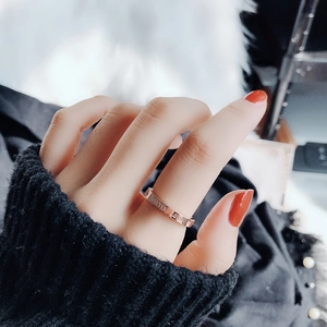 Bague en acier titane or rose avec gravure Forever Love et pierre de zircon