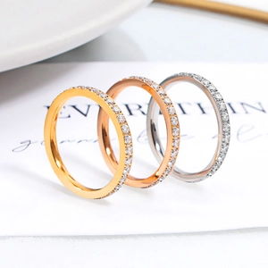 Tres anillos eternity de acero de titanio con circonitas en oro, oro rosa y plata fina