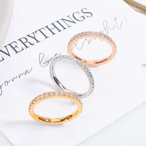 Trío de anillos de eternidad en oro rosa, plata y oro con pavé de circonitas brillantes