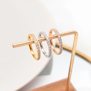 Anillos de eternidad en oro, plata y oro rosa con pavé de piedras de circonita