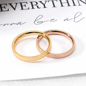 Minimalistische karierte Ringe aus vergoldetem und roségoldenem Edelstahl