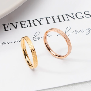 Minimalistische karierte 18K vergoldete Titanstahlringe für Damen in Gold und Roségold