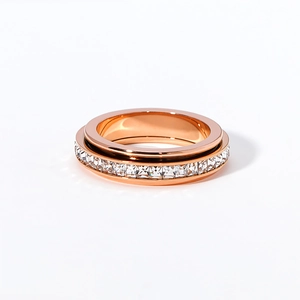 Anello spinner minimalista con file di zirconi in acciaio al titanio placcato oro rosa 18k