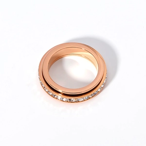 Dettaglio anello girevole in oro rosa con cerchio completo di zirconi incastonati a mano