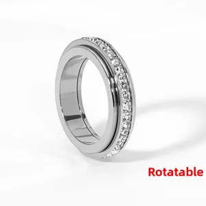 Elegante anello rotante in argento con pavé completo di zirconi cubici lucidi