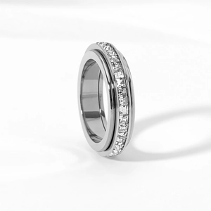 Anello spinner minimalista in argento con cristalli di zirconia e finitura spazzolata
