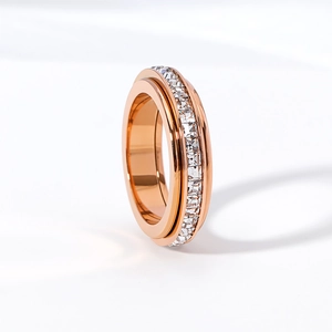 Anello girevole minimalista placcato in oro rosa 18k con fila singola di zirconi