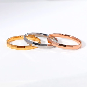 Drei minimalistische Ringe aus Titanstahl in Gold, Silber und Roségold mit Facetten