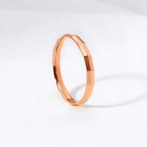 Minimalistischer facettierter geometrischer Titanstahlring in Roségold für Damen