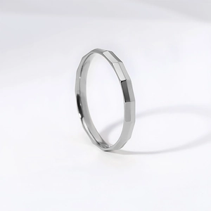 Makro-Detail von silbernem geometrischem Titanstahl-Ring mit minimalistischem Prismenschnitt