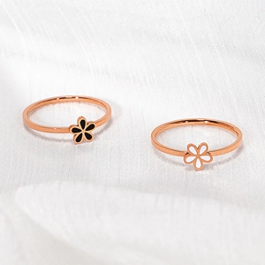 Elegant rose gold daisy flower rings with black and white petals for women