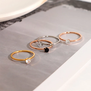 Anelli minimalisti in acciaio al titanio con zirconi tondi in oro, oro rosa e argento