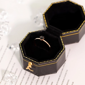 Anello minimalista in titanio oro rosa con zircone nero incastonato a sei griffe