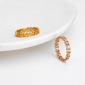 Chic hollow dollar sign rings in gold and rose gold finishes for a modern hip hop aesthetic
