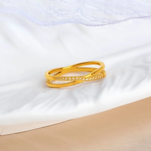 Elegante vergulde kruisring met sprankelende pavé-kristallen voor damesstijl
