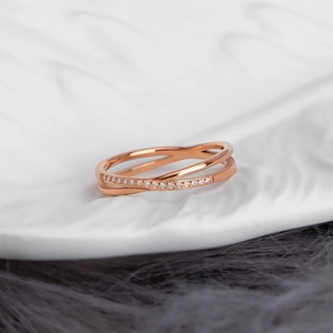 Gekruiste roségouden titanium ring met fijne diamanten in een modern ontwerp