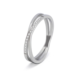 Gekruiste ring met schitterende zirkonen en een minimalistisch ontwerp met dubbele band