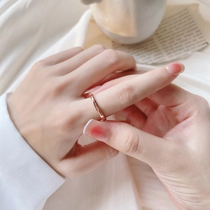 Minimalist rose gold titanium ring featuring Je t'aime engraving on a smooth polished band
