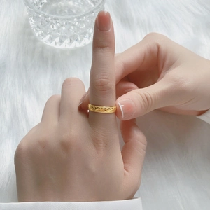 Bague dorée classique avec motif en nid d'abeille et texture écaille sur la main
