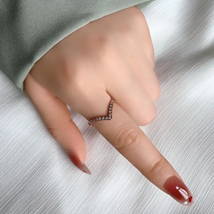 Eleganter V-förmiger Titanstahlring in Roségold mit mikroversetzten Zirkonia-Kristallen