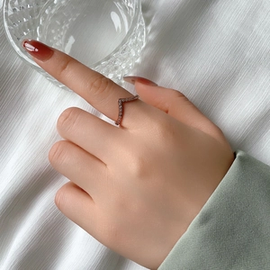Nahaufnahme des roségoldenen V-Förmiger Titanrings mit Zirkonia-Mikropavé am Modell