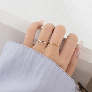 Anello a Onda in Acciaio al Titanio Minimalista per Donna Placcato Oro 18K Sottile Anello a Fascia Impilabile Gioielli di Moda
