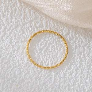 Dettaglio anello 1mm martellato in acciaio inossidabile placcato oro 18k su pietra