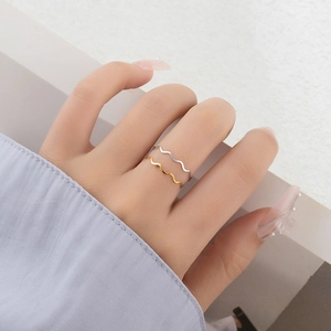Set di anelli a onda minimalisti in oro e argento in acciaio inossidabile lucido da donna