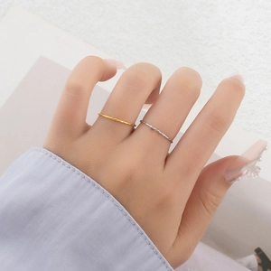 Anelli minimalisti da 1mm in acciaio al titanio oro e argento sulle dita
