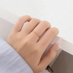 Anello minimalista da 1mm in acciaio inossidabile dorato testurizzato su modella