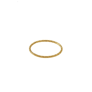 Anello minimalista da 1mm in acciaio al titanio placcato oro 18k con texture stellata