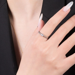 Anillo de acero de titanio trenzado con solitario de circón brillante en el dedo de modelo