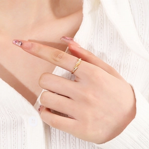 Bague Élégante en Acier Titane Avec Zirconium Design Escalier Plaqué Or 18K Minimaliste Croisée Bague pour Femme Bijoux