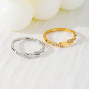 Bagues élégantes en titane or 18 carats et argent avec strass croisés brillants