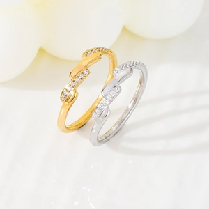 Vue macro des bagues empilées en or 18K et argent avec des cristaux de zircon micro-pavés
