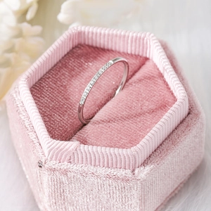 Eleganter dünner Titanstahlring mit acht funkelnden Zirkonen in rosa Samtbox