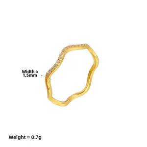 Détail de la bague vague de 1,5mm avec cristaux micro-pave et finition en or 18K