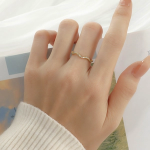 Bague vague élégante plaquée or 18 carats avec micro-pavé de cristaux pour femmes