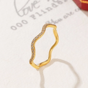 Vue détaillée d'une bague vague plaquée or sertie de micro-oxydes de zirconium