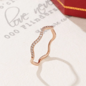 Gros plan sur bague ondulée plaquée or rose 18 carats avec micro-pavé de zircons